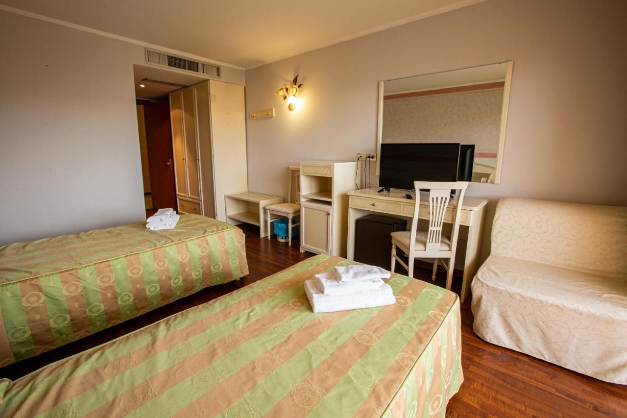 Hotel Villa Strassoldo "Ex Attianese Hotel Restaurant" チェルヴィニャーノ・デル・フリウーリ エクステリア 写真