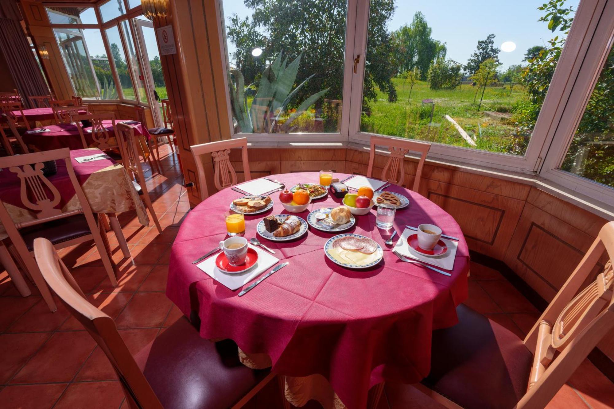Hotel Villa Strassoldo "Ex Attianese Hotel Restaurant" チェルヴィニャーノ・デル・フリウーリ エクステリア 写真