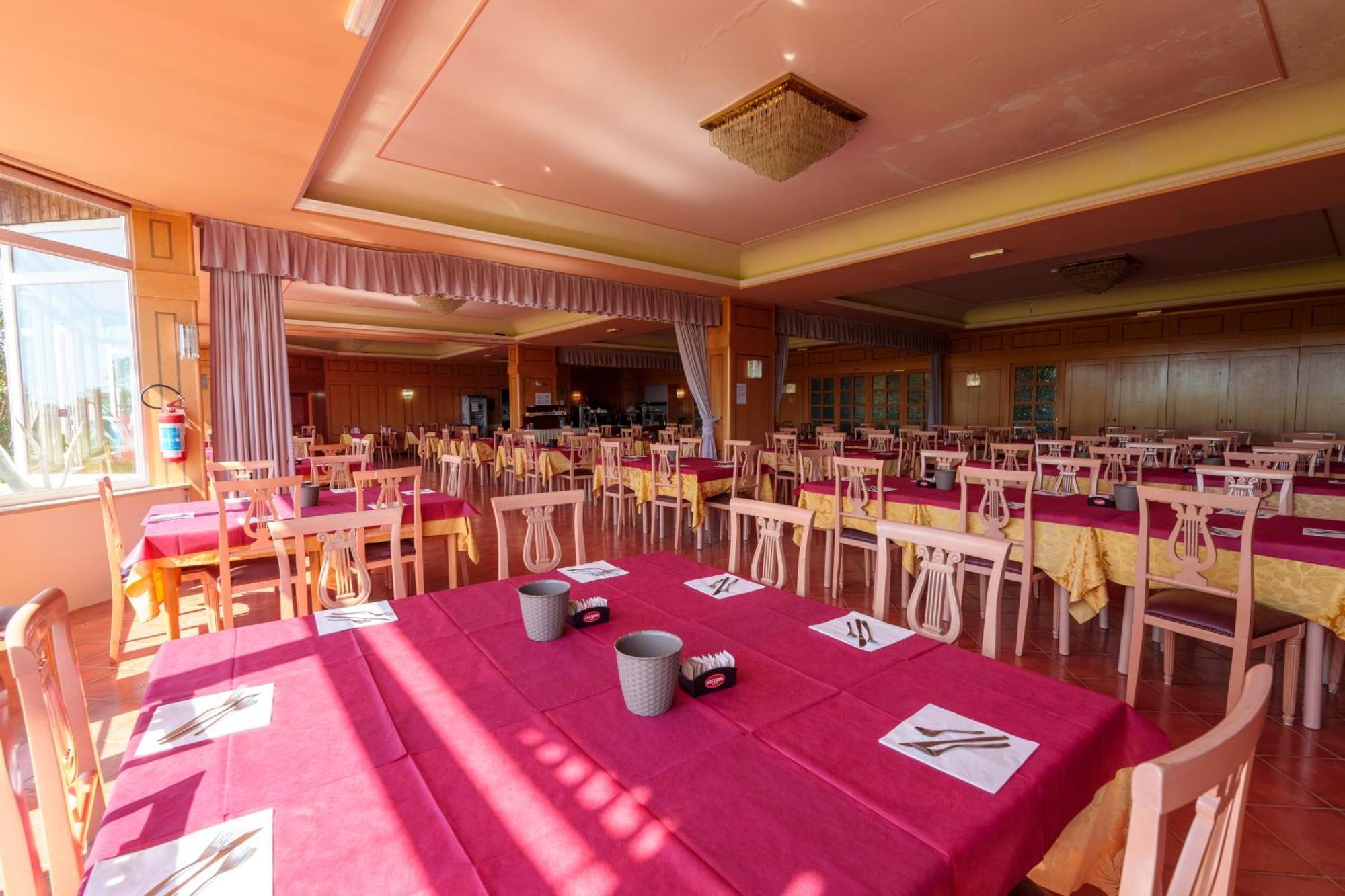 Hotel Villa Strassoldo "Ex Attianese Hotel Restaurant" チェルヴィニャーノ・デル・フリウーリ エクステリア 写真